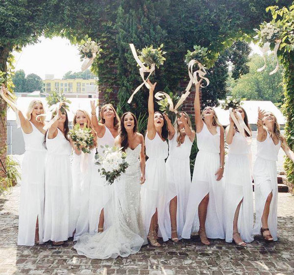 Femmes en robes de soirée longues blanches pour mariage