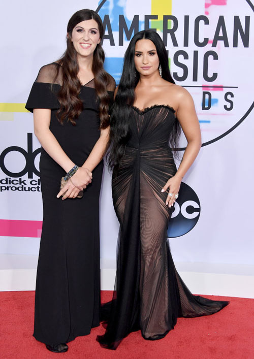 Demi Lovato et Danica Roem sur le tapis rouge de American Music Awards 2017