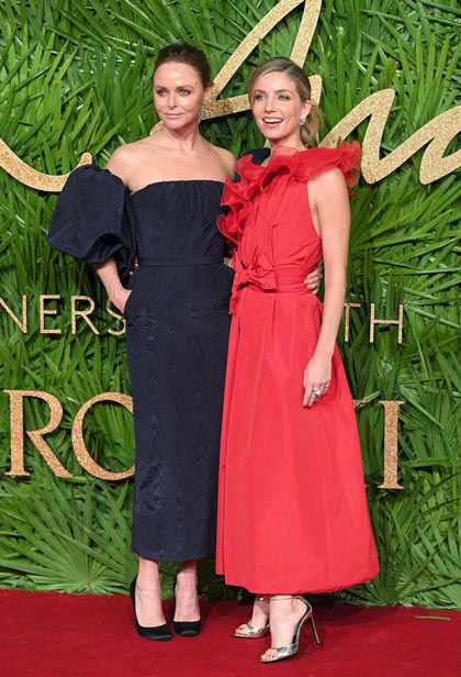 Stella McCartney en robe noire et Annabelle Wallis en une robe cocktail rouge