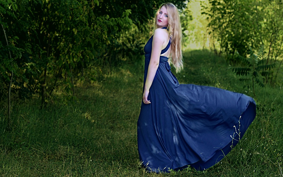 Robe longue bleu dos découpé