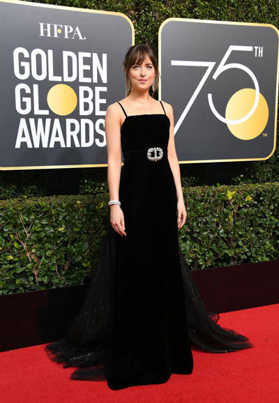 robe de célébrité noire longue avec bretelle fine Dakota sur tapis rouge de Golden Globes 2018