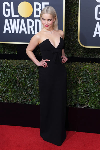 Emilia Clarke dans une robe noire cocktail col décolleté