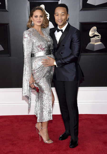 robe de soirée argenté à manche Teigen aux Grammy Awards 2018