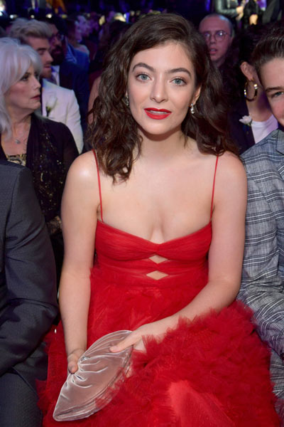 look rouge de Lorde méga aux Grammy awards 2018