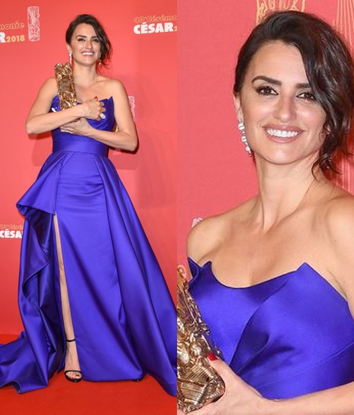 Pénélope Cruz aux César 2018 canon robe de cocktail bleu à jupe asymétrique avec sandales noires