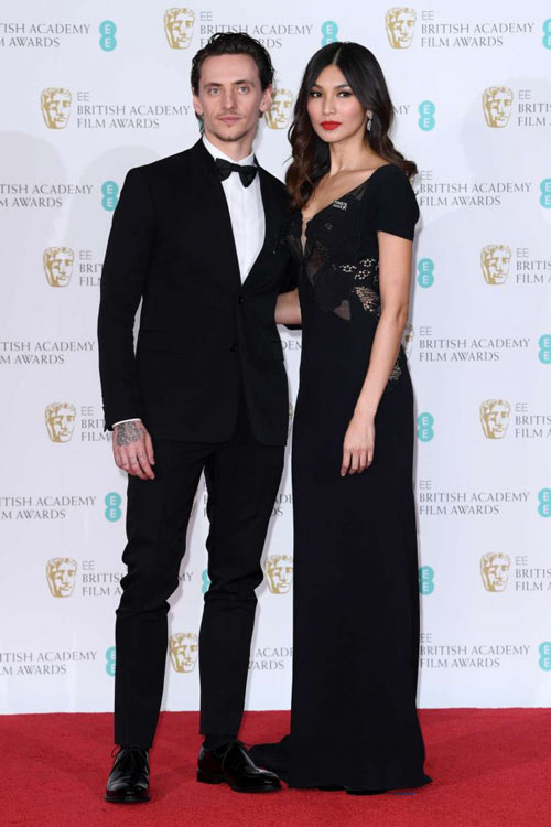 Gemma Chan en une robe de soirée noire élégante col en V aux BAFTA Awards 2018