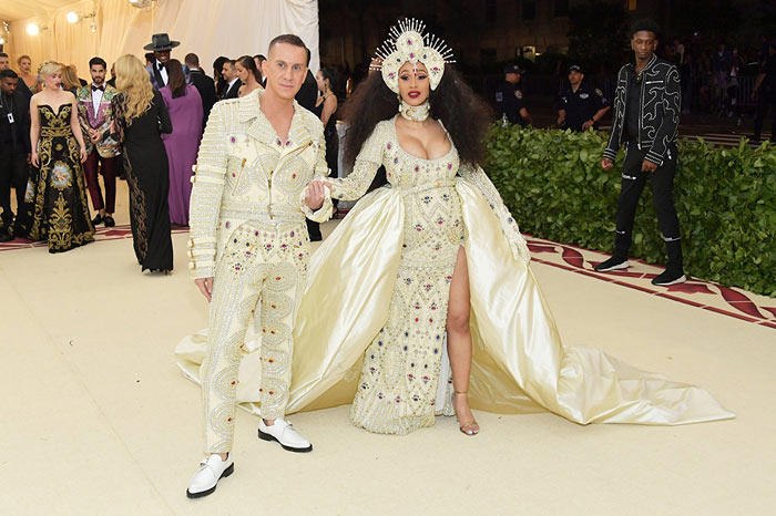 Cardi B robe de luxe garnie de bijoux & perles avec fente haute de cuisse