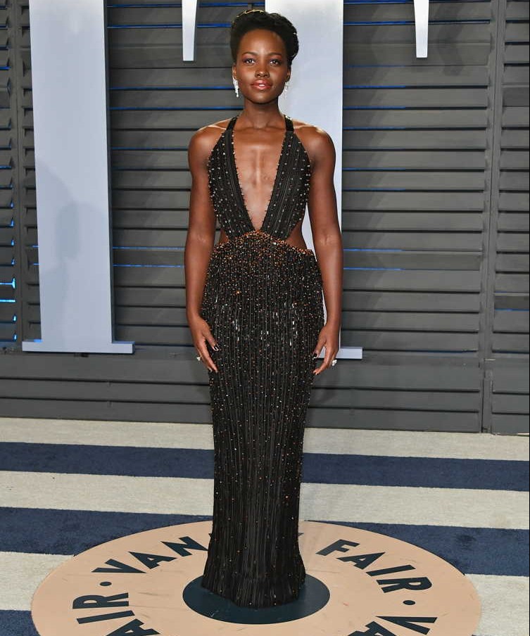 robe de soirée noire fourreau sexu col décolleté en V style Lupita Nyong’o