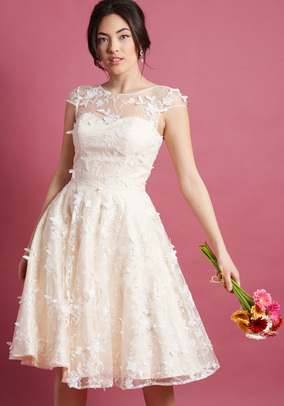 robe de cocktail blanche courte encolure illlusion en dentelle florale 3D