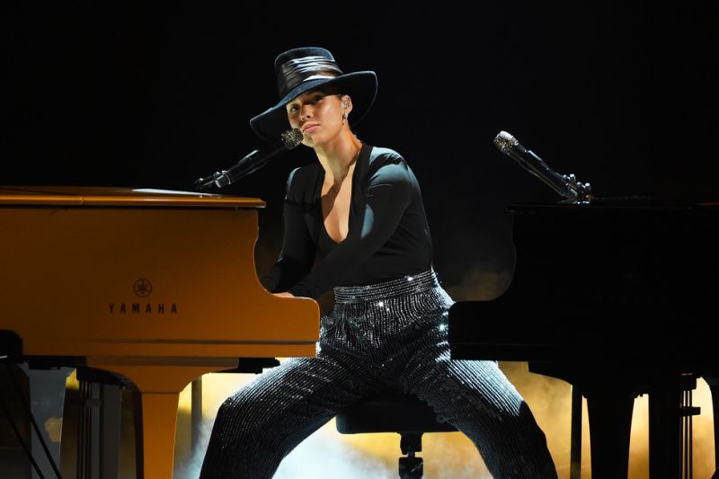 Alicia Keys dans un body Alix noir au décolleté plongeant avec un pantalon scintillant bouffant Grammy 2019