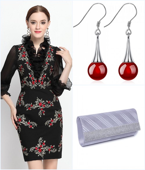 robe de cocktail courte à volants vintage, boucles d'oreilles et sac argenté