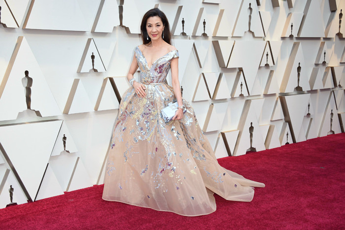 robe de soirée princesse argenté col en V Michelle Yeoh aux oscars 2019