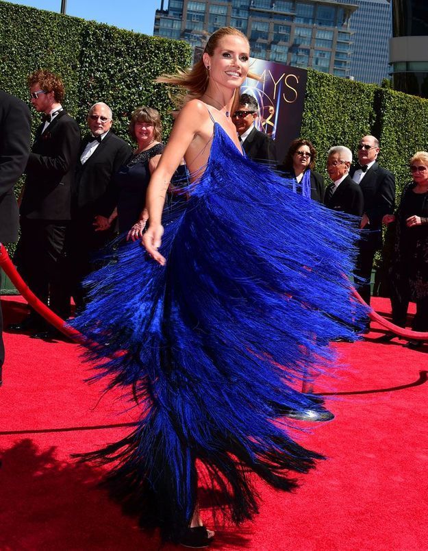 Heidi Klum en une robe de soirée bleu à frange