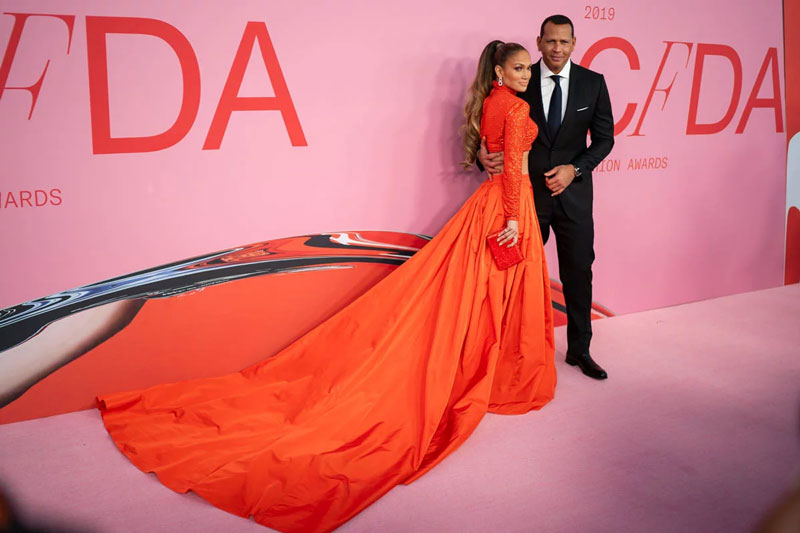 Jennifer Lopez dans un look total orange au CFDA Fashion Awards