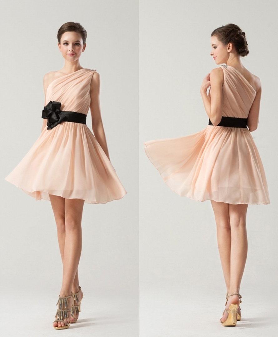 robe cocktail courte couleur nude chic drapée asymétrique ceinturée