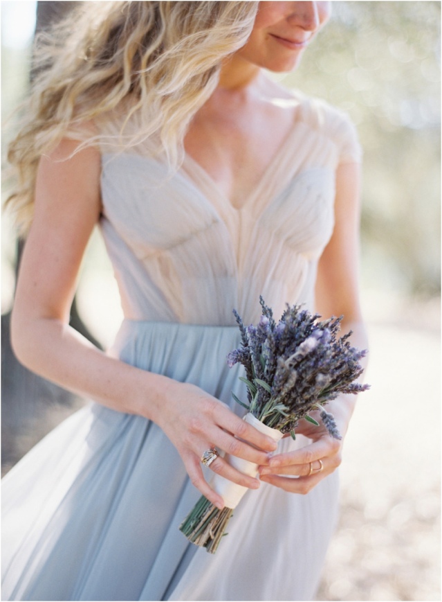 robe bleue en tulle décolleté V