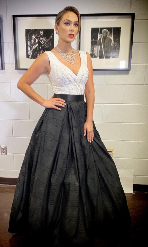 robe de soirée noire et blanche décolleté v ornée de strass de Jacky Bracamontes