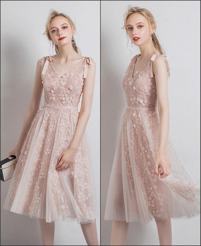 Robe de soirée courte décolleté V en dentelle rose pâle ligne A
